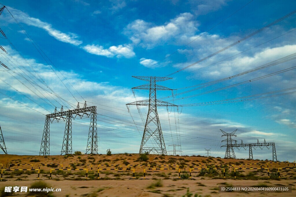  漠中的高压输电设施