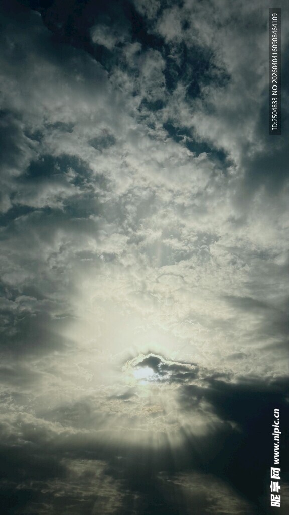 阴云密布的天空景色