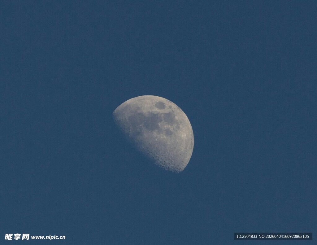 夜空中的半圆月亮