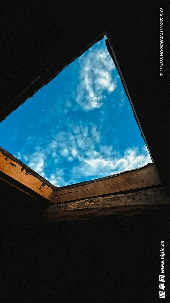 透过屋顶看蓝天