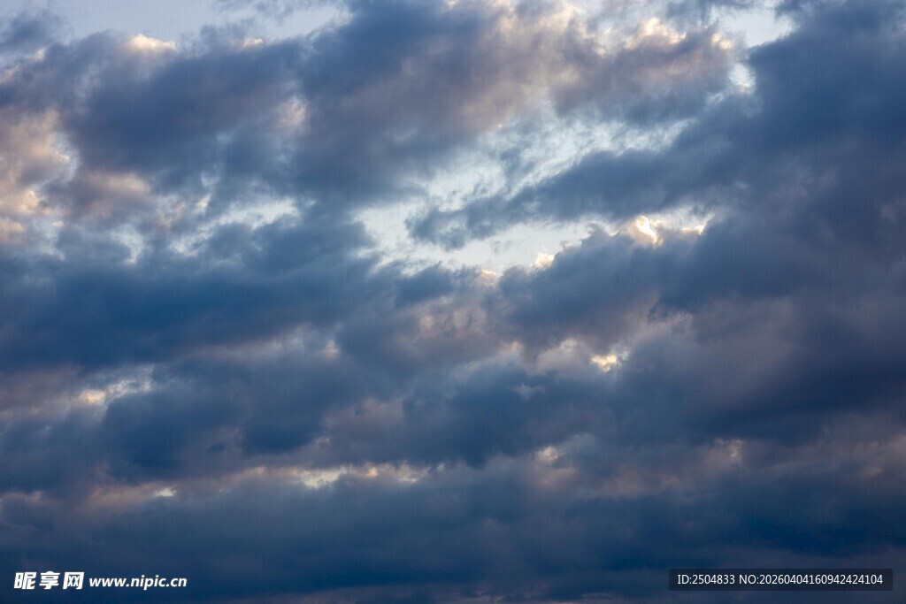 天空中厚重云层景观