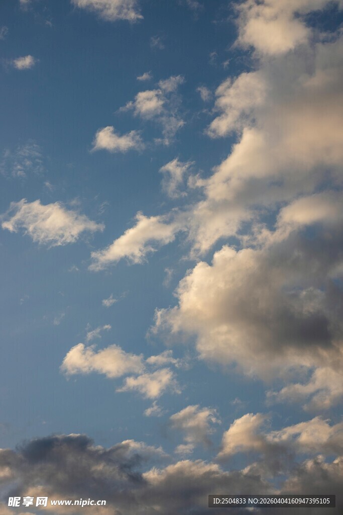 蓝天飘着朵朵白云
