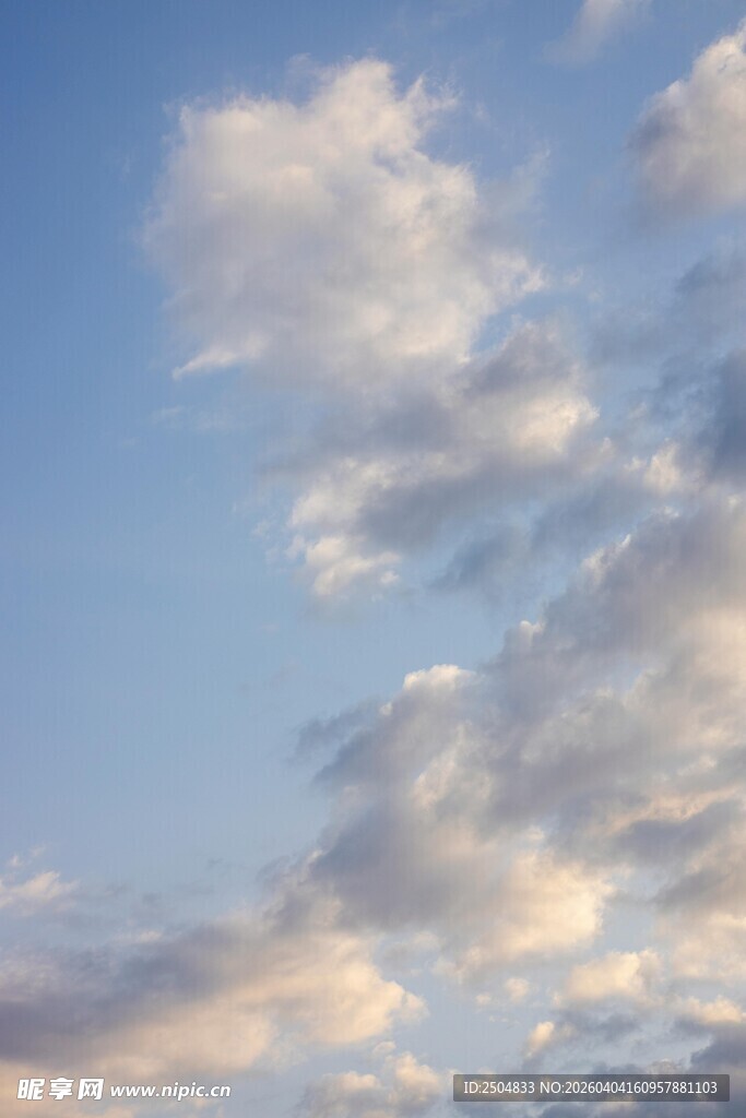 蓝天中的蓬松云朵