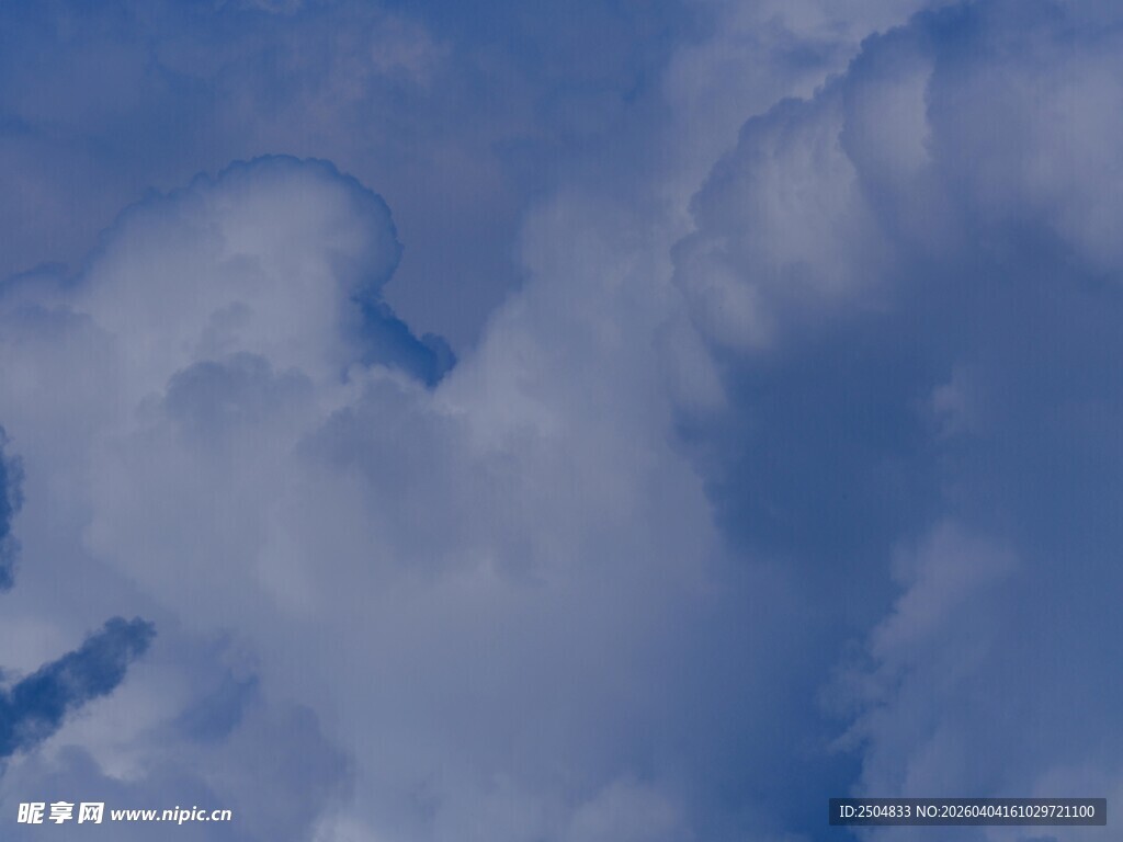 蓝天中的蓬松云朵