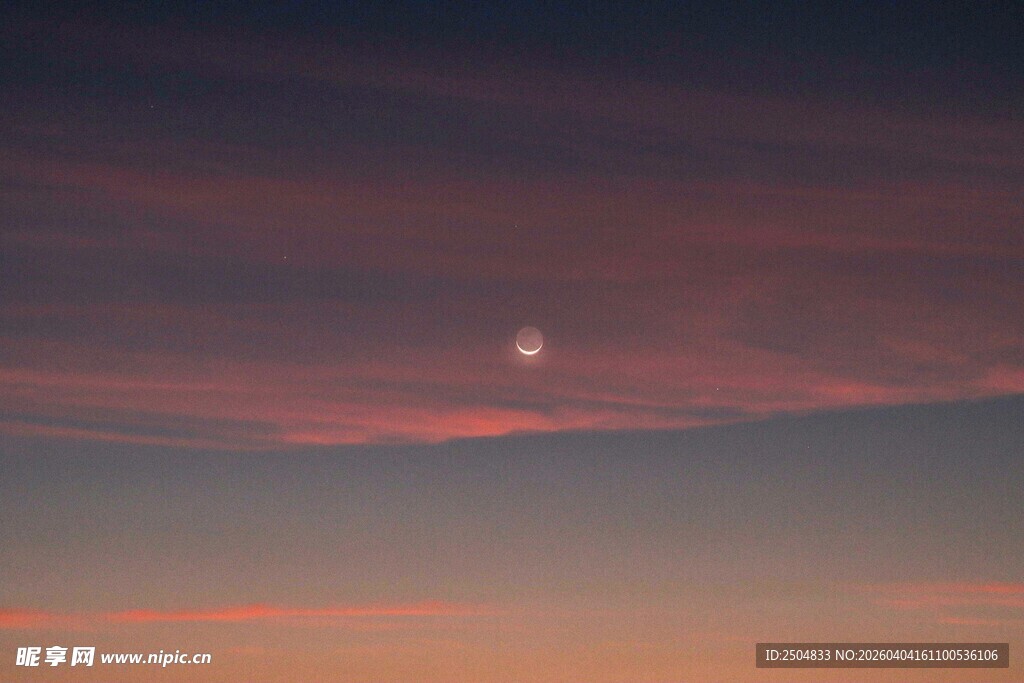 黄昏天际 月伴绚烂霞光