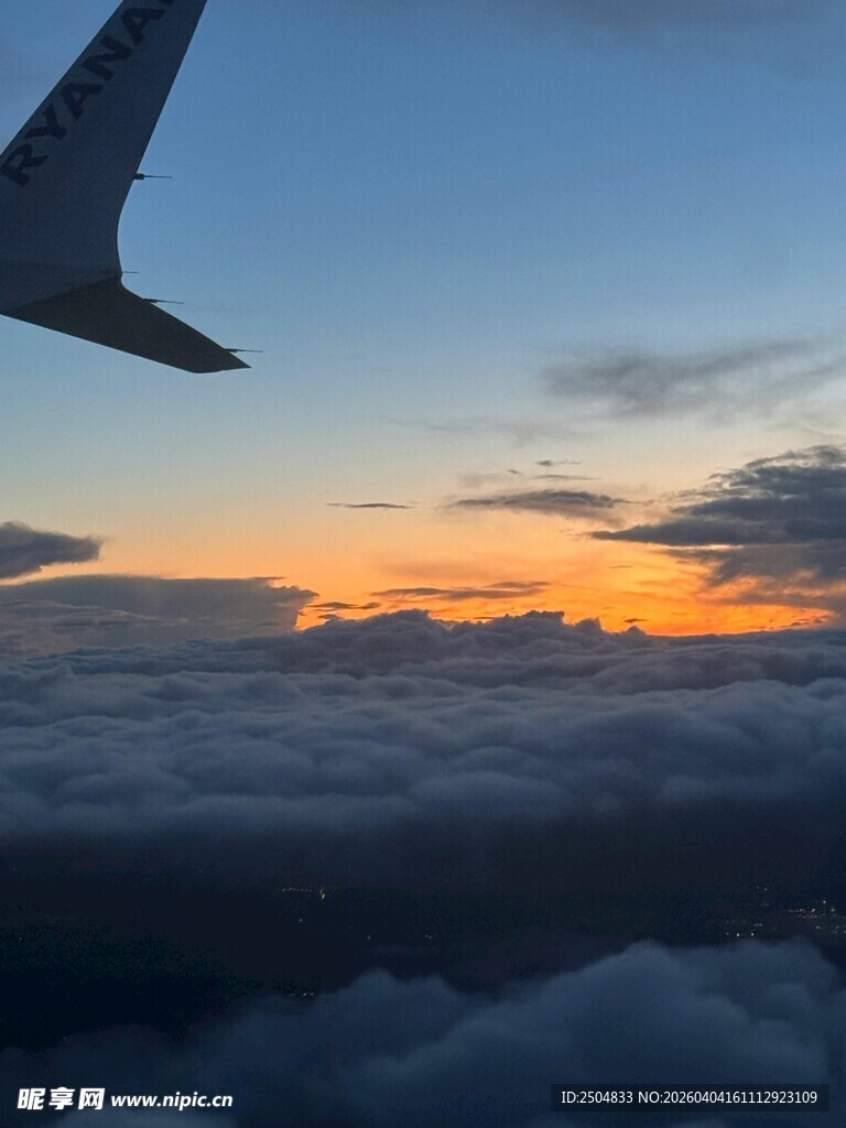 飞机上俯瞰壮丽云海日出