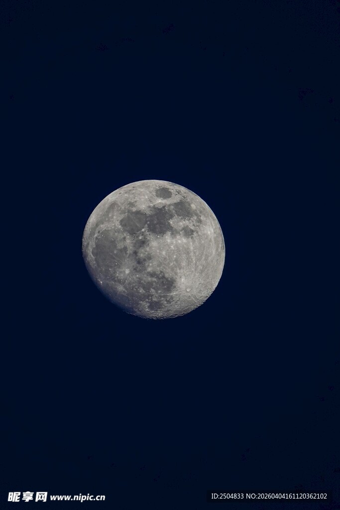 夜空中的皎洁满月