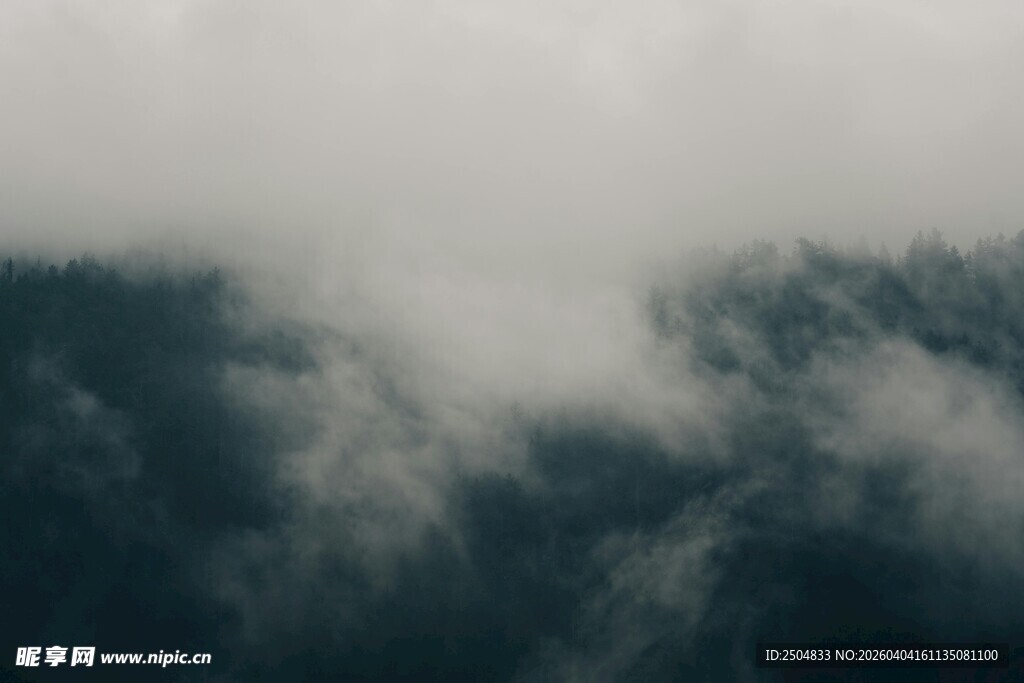 云雾缭绕的山峦景色