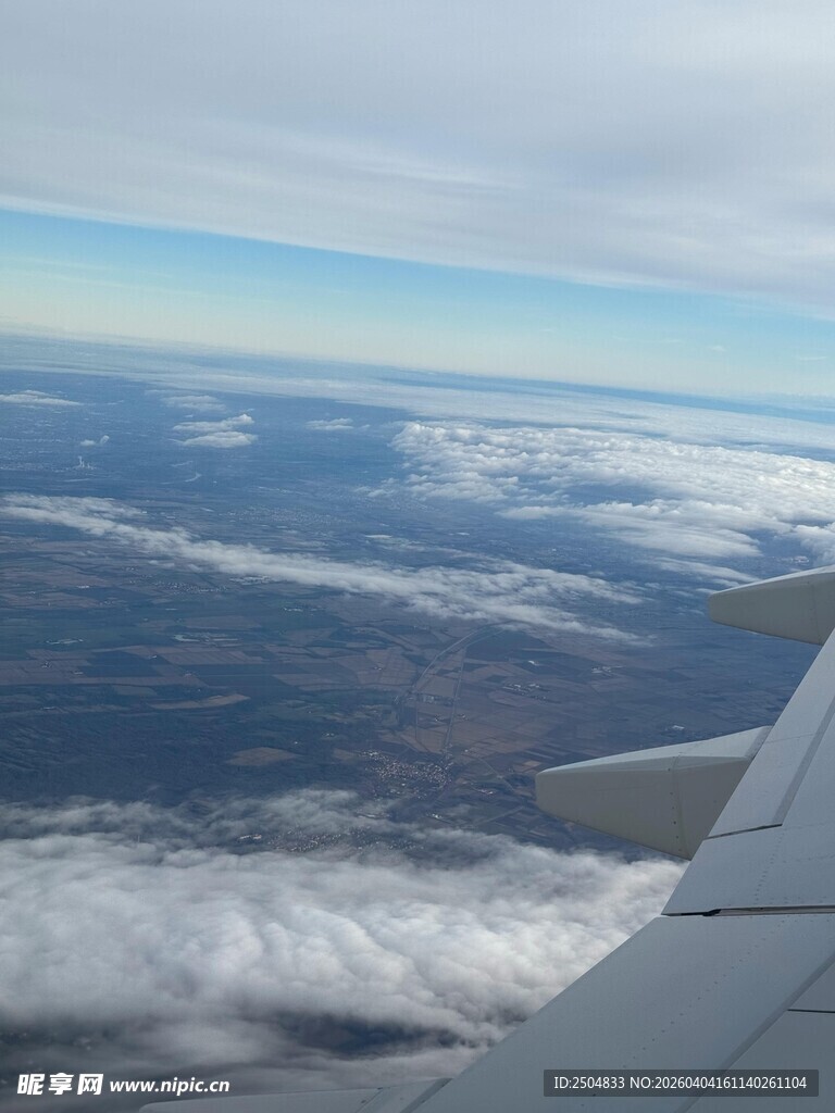 飞机窗外的云海与机翼
