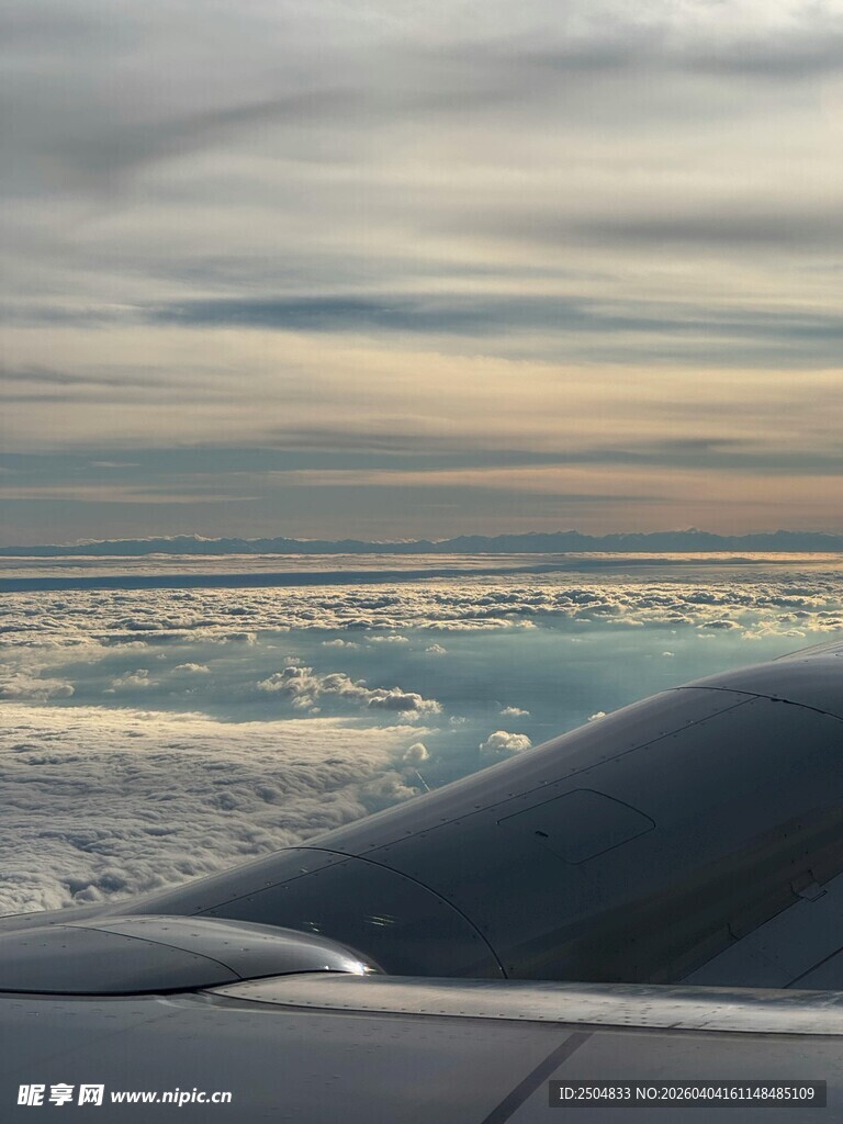 飞机窗外的云海与霞光