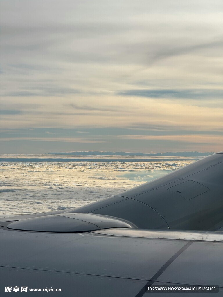 飞机舷窗视角的云海景观