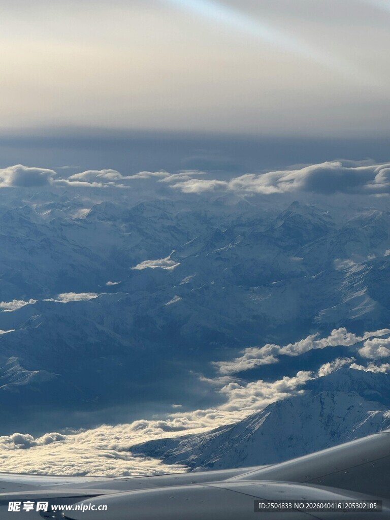 高空俯瞰云海与飞机机翼