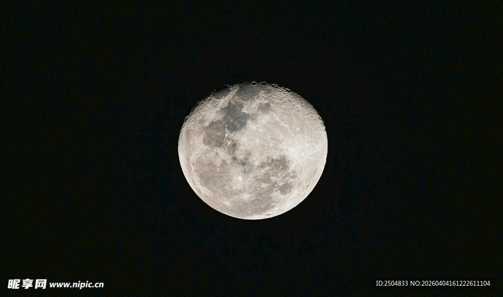 夜空中的皎洁明月