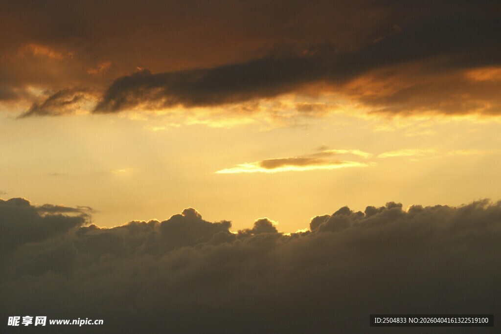 黄昏天空下的壮丽云层景观
