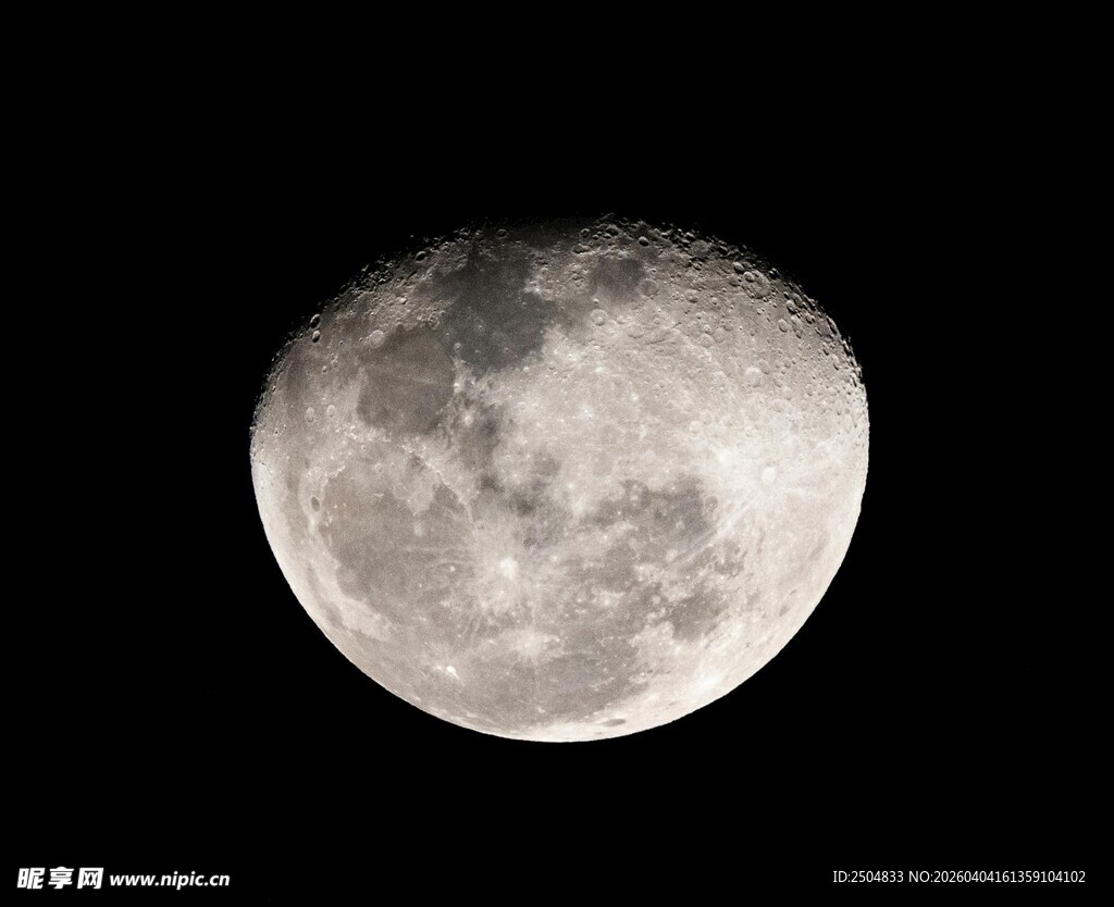 夜空中的皎洁明月