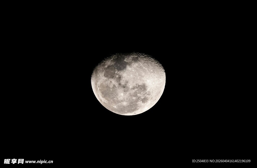夜空中的皎洁明月