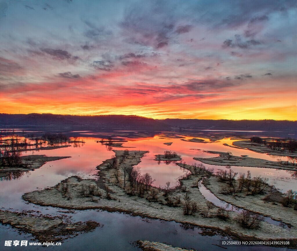 壮丽晚霞下的水域风光