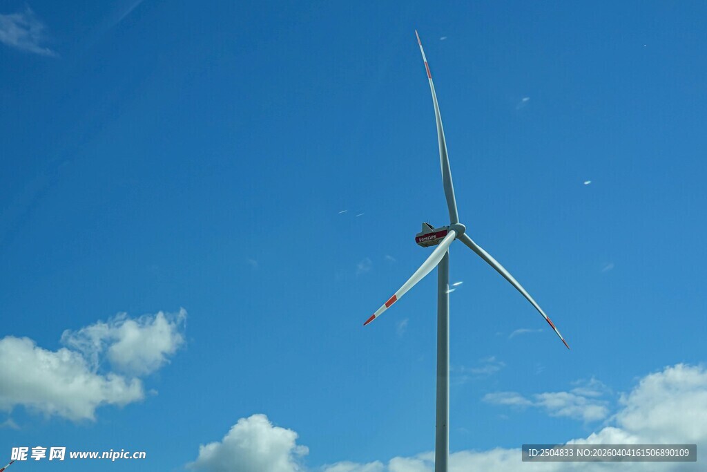 蓝天中的风力发电机