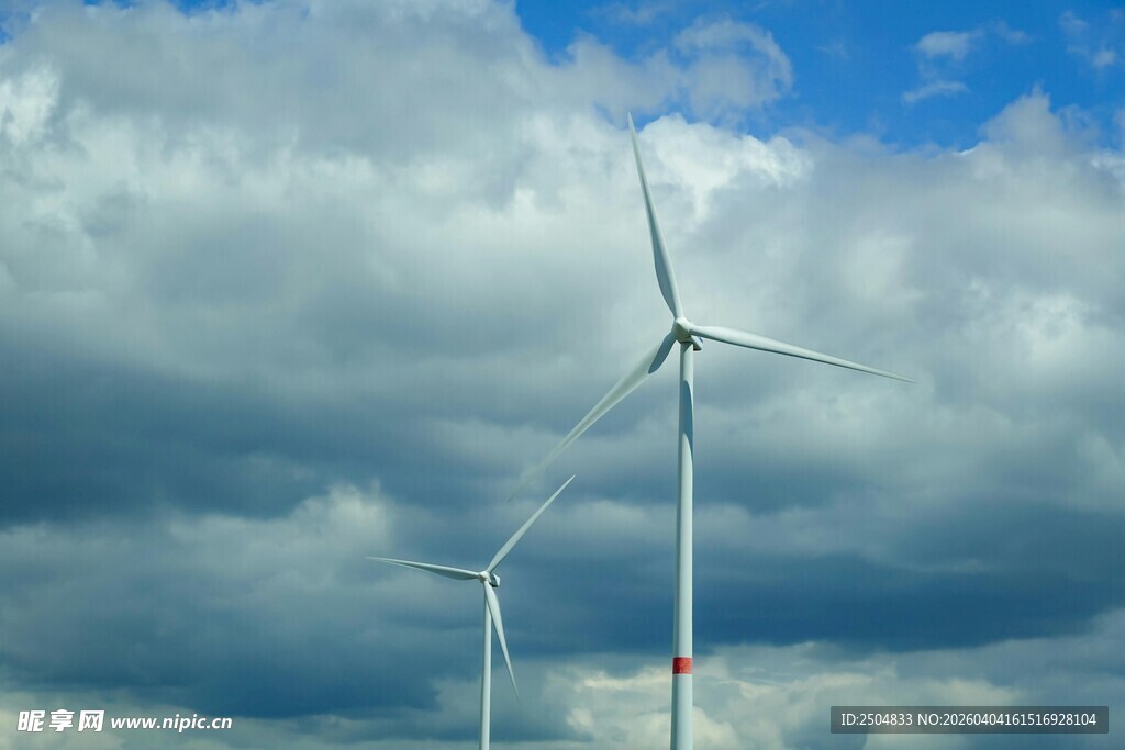 蓝天白云下的风力发电机