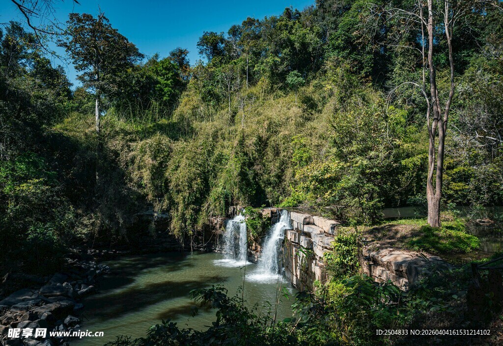 山林间的秀丽瀑布景观