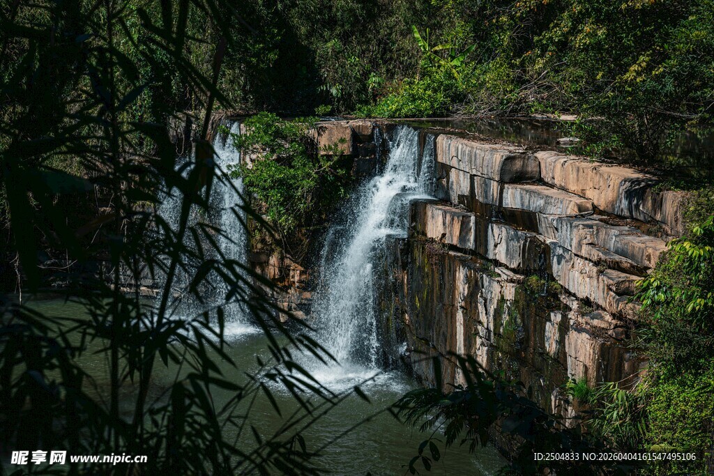 山林间的壮丽瀑布景观
