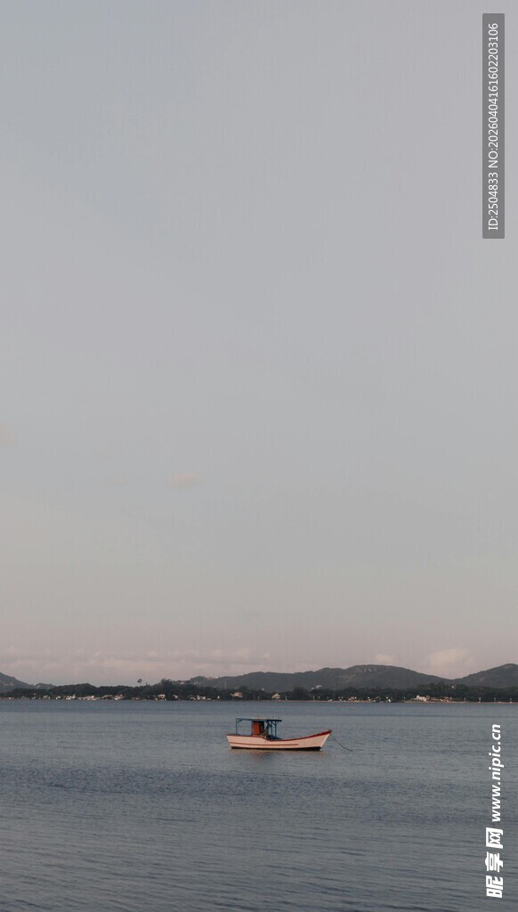 湖面孤舟 静谧自然风光