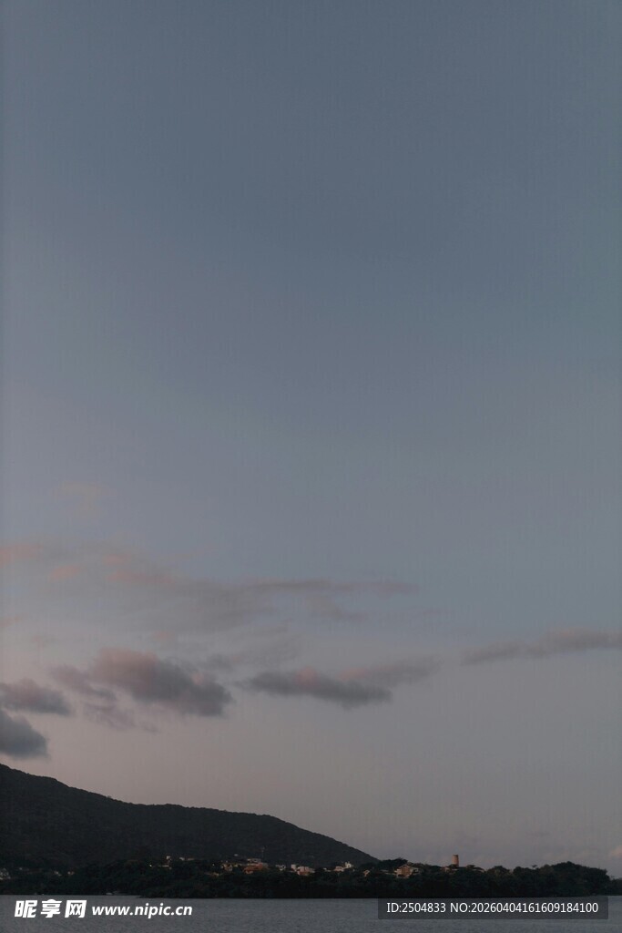 黄昏时分的山水天际景色