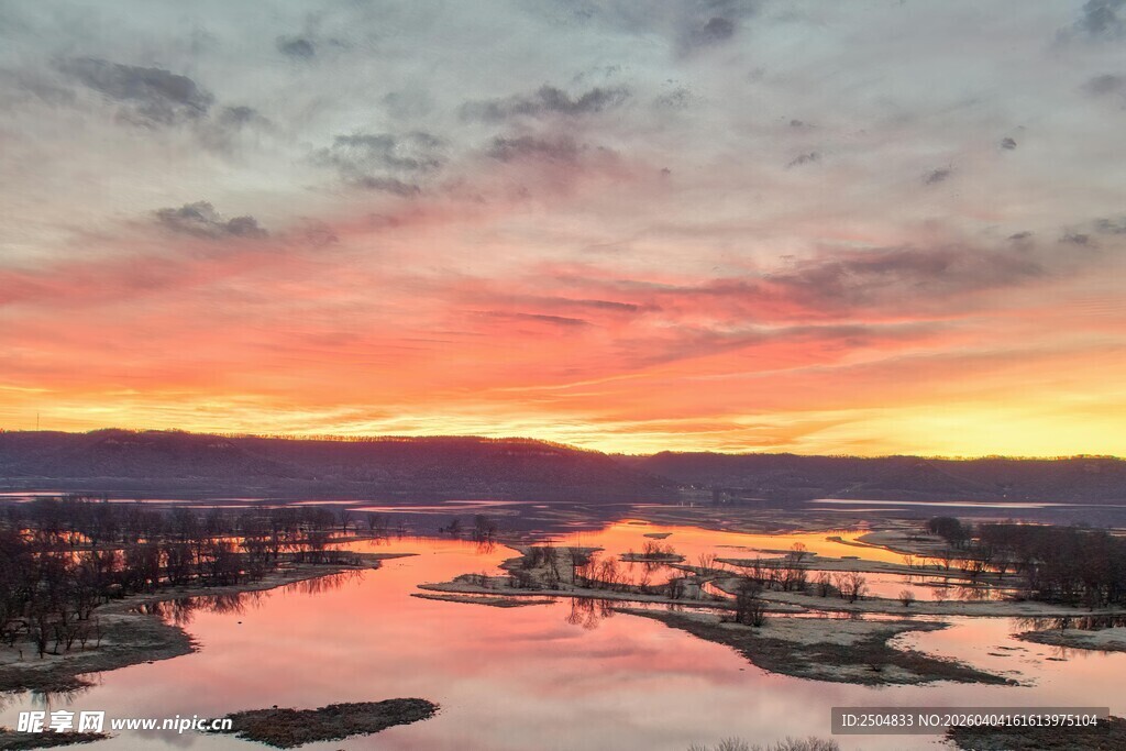 夕阳下的宁静水域风光
