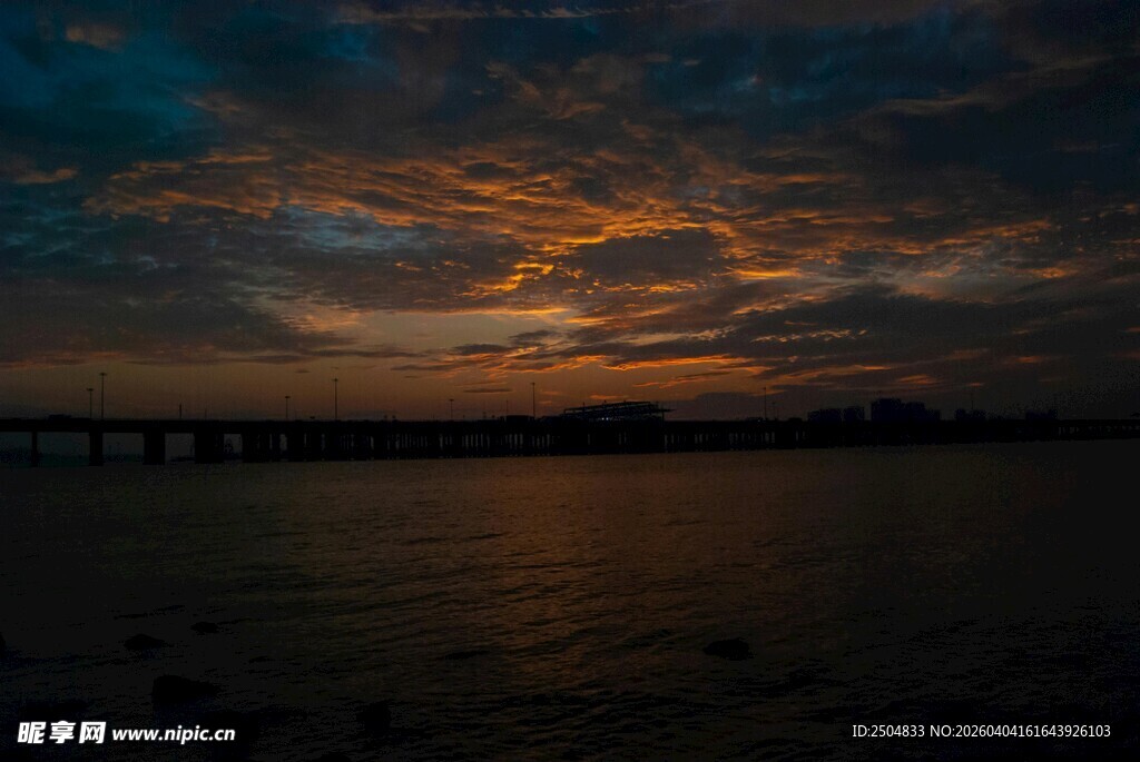 夕阳下的水面与绚丽云彩
