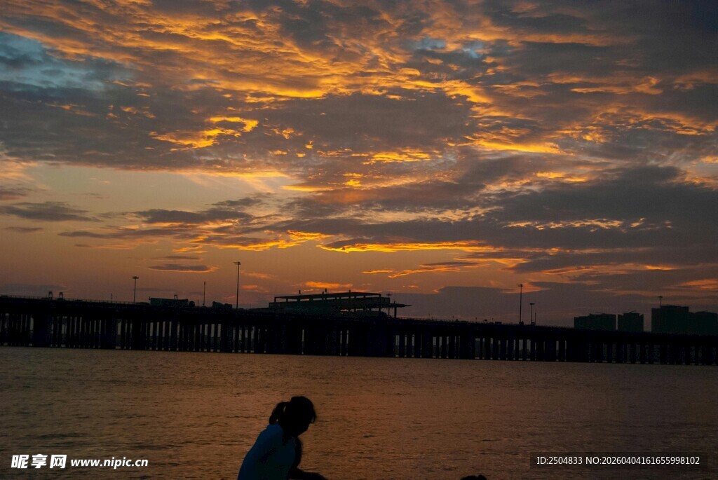 夕阳下湖畔的独钓身影