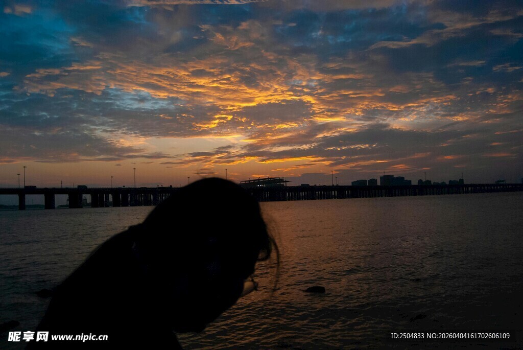 夕阳下的河畔剪影