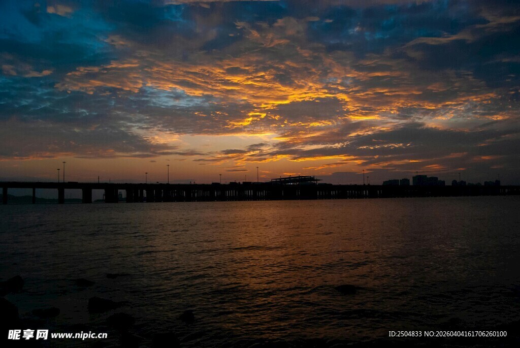 黄昏下的水面与绚丽天空