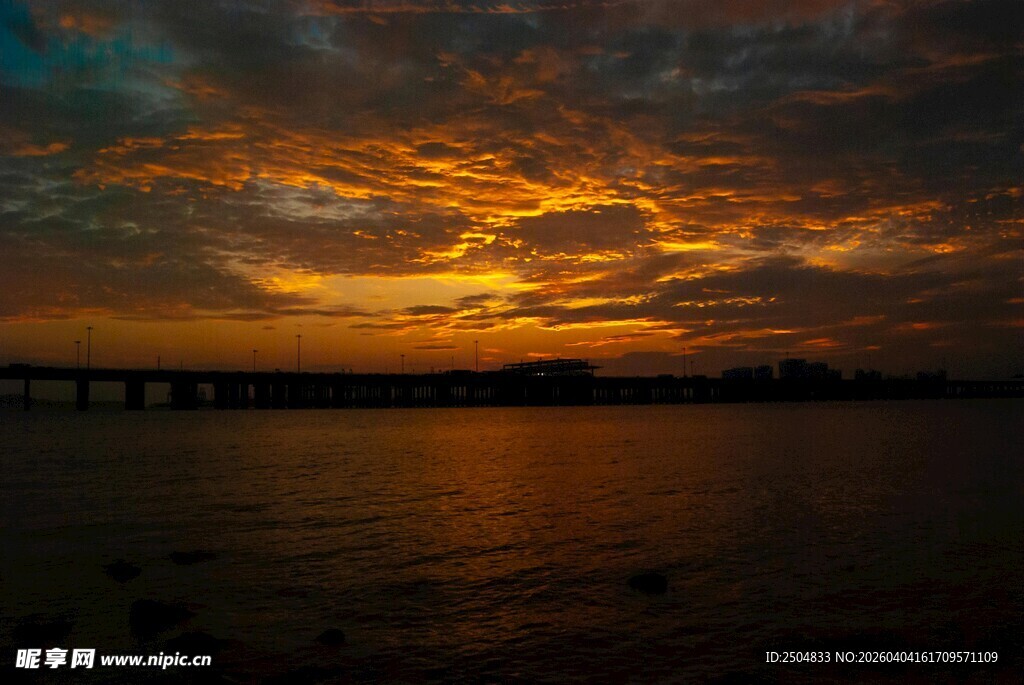 夕阳下的绚丽湖景与桥梁