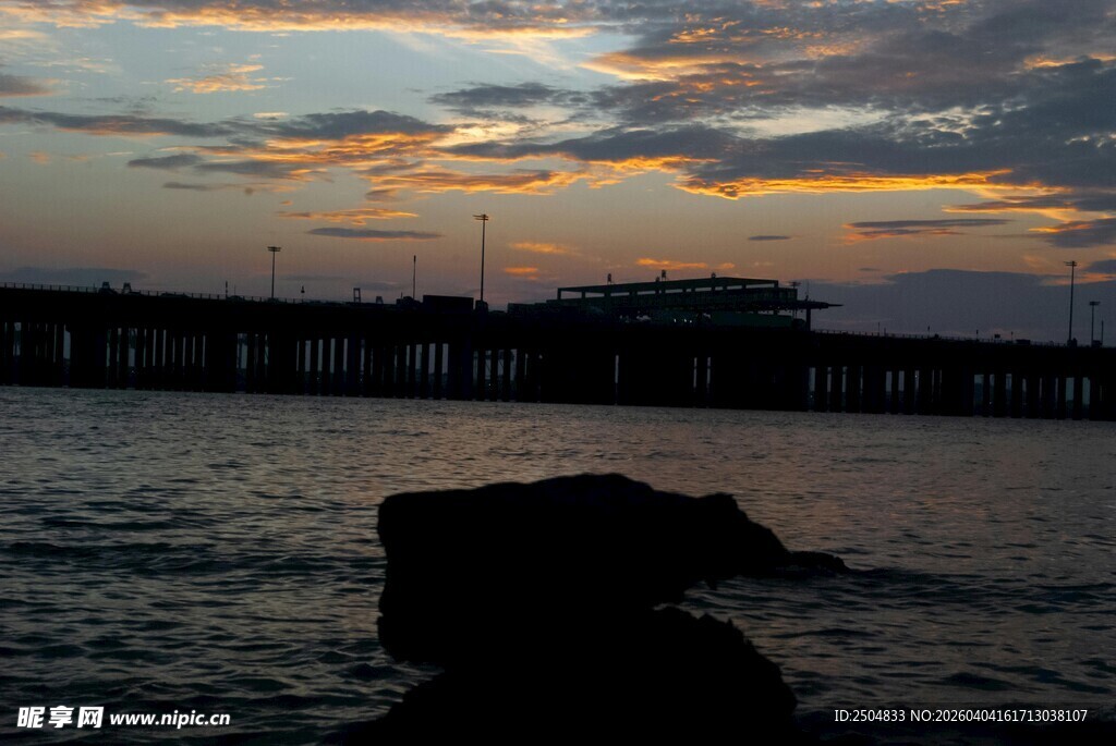 海边日落时的码头景象