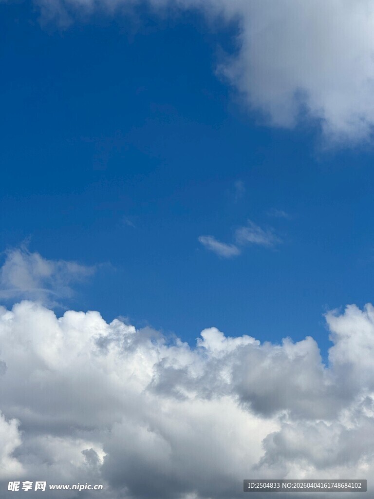 蓝天中的蓬松白云