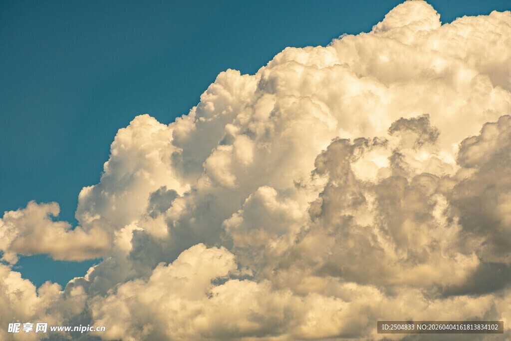 蓝天中的蓬松云朵