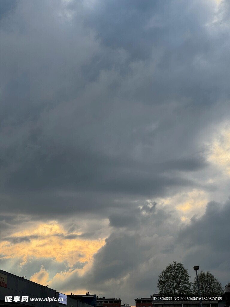 黄昏时分的 沉天空景象