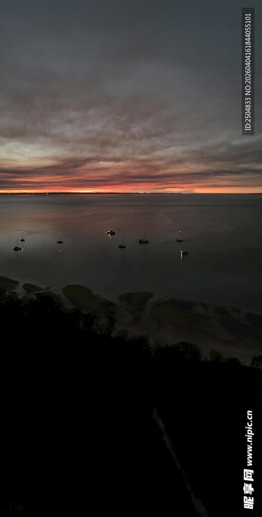 海边日落时分的美丽景象