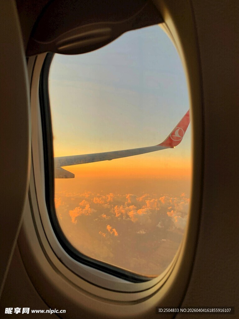 飞机舷窗中的壮丽天际