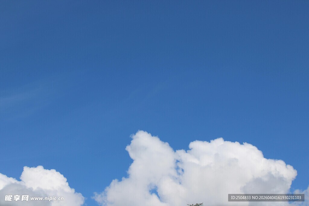 蓝天中的蓬松白云