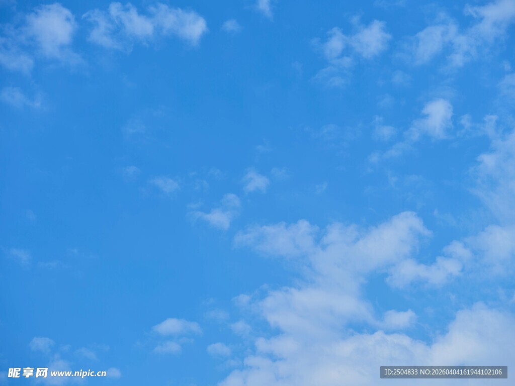 晴朗蓝天 飘浮朵朵白云