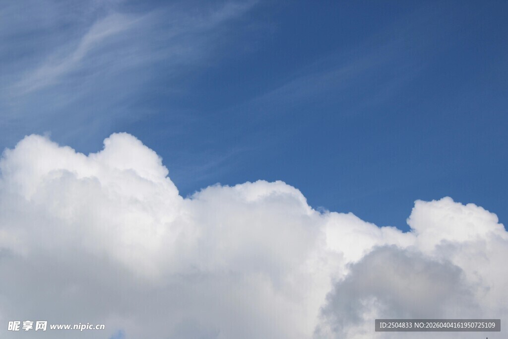 蓝天中的蓬松白云