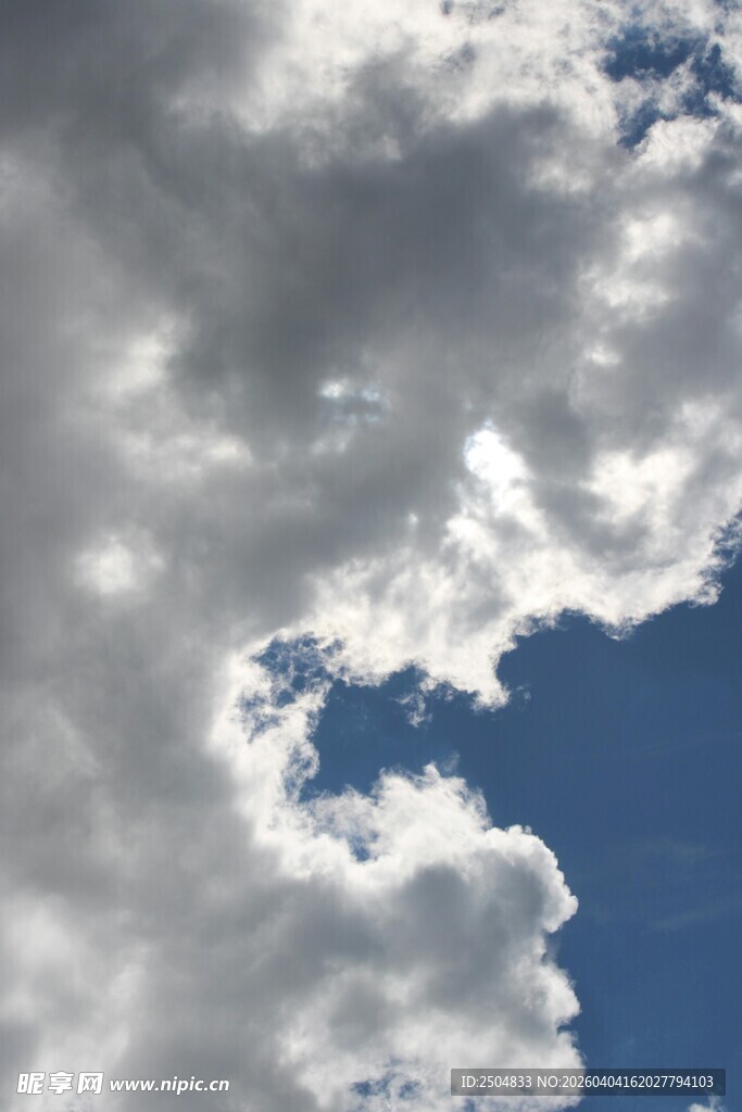 蓝天白云间的云朵景观