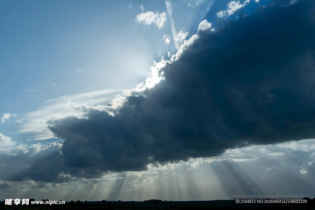 阳光穿透乌云的壮丽景象
