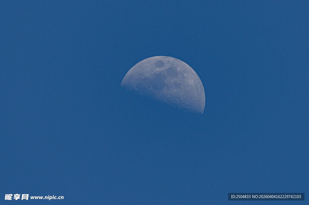 蓝天下的半圆月亮