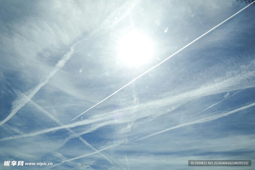 天空中的飞机尾迹云