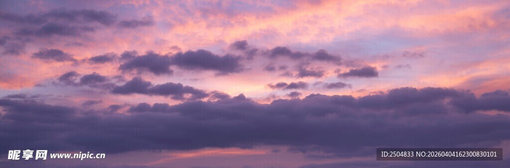梦幻紫粉天空中的云朵