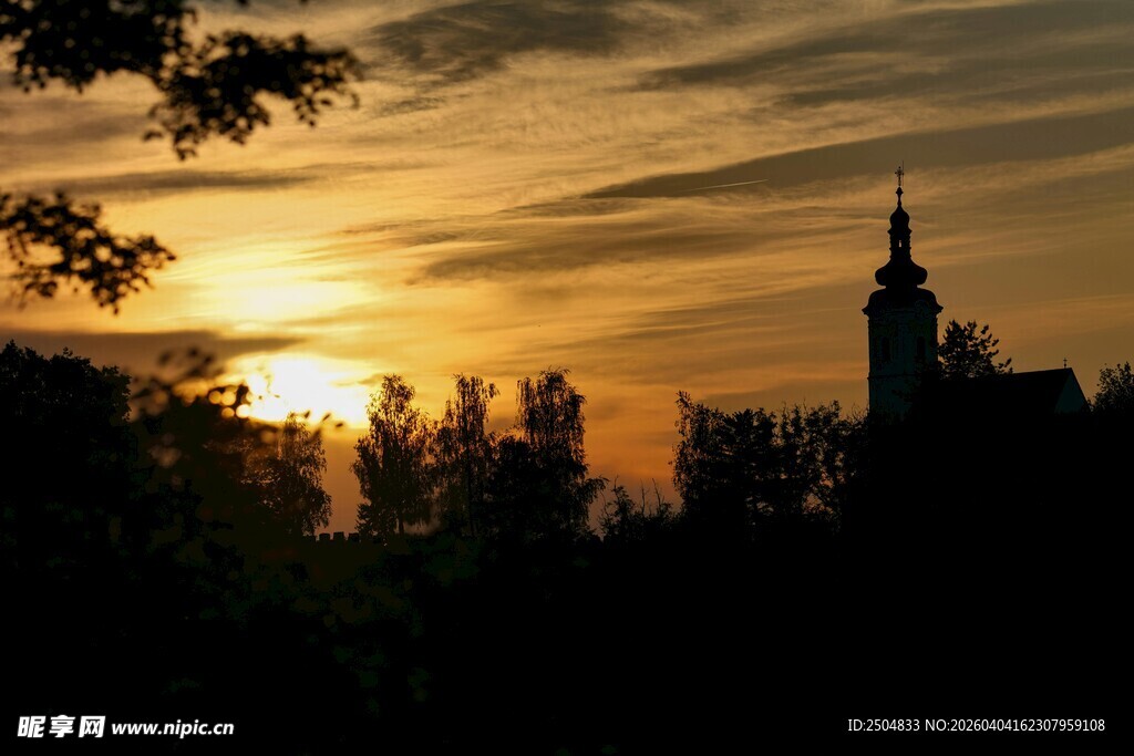 夕阳下的建筑与树木景观
