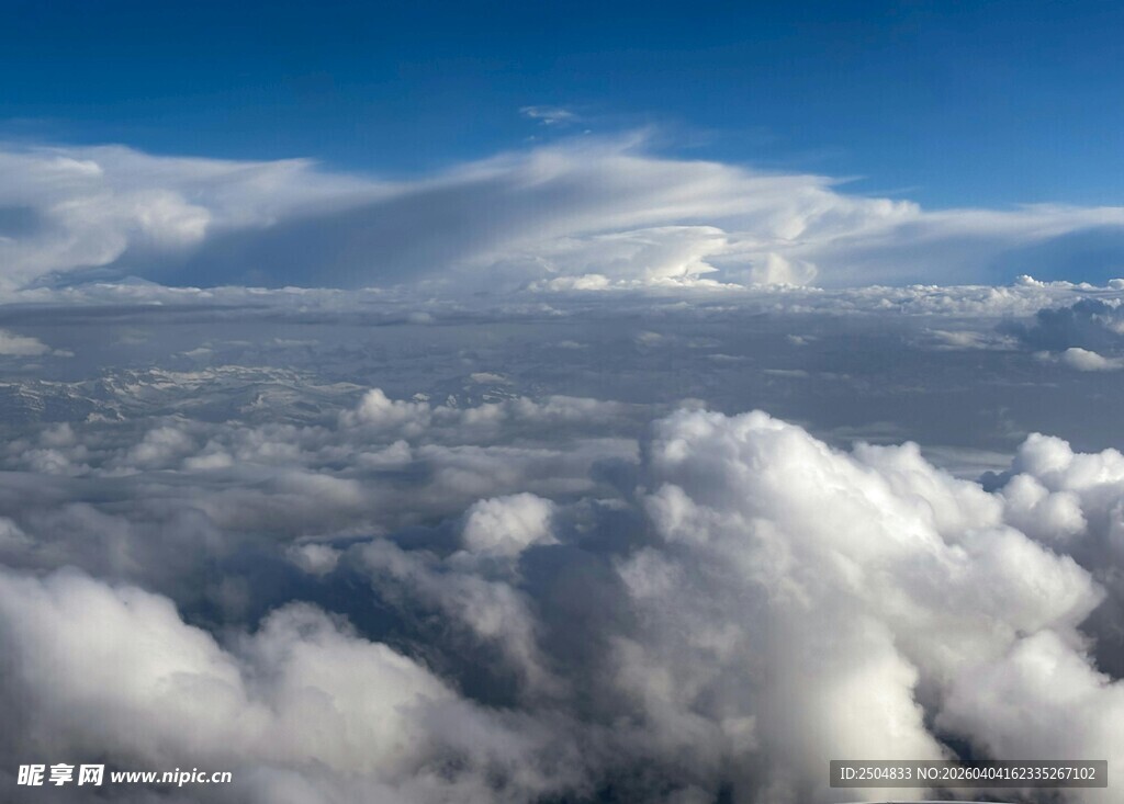 高空俯瞰壮丽云海景观