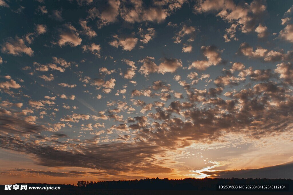 日落时分的绚烂天空